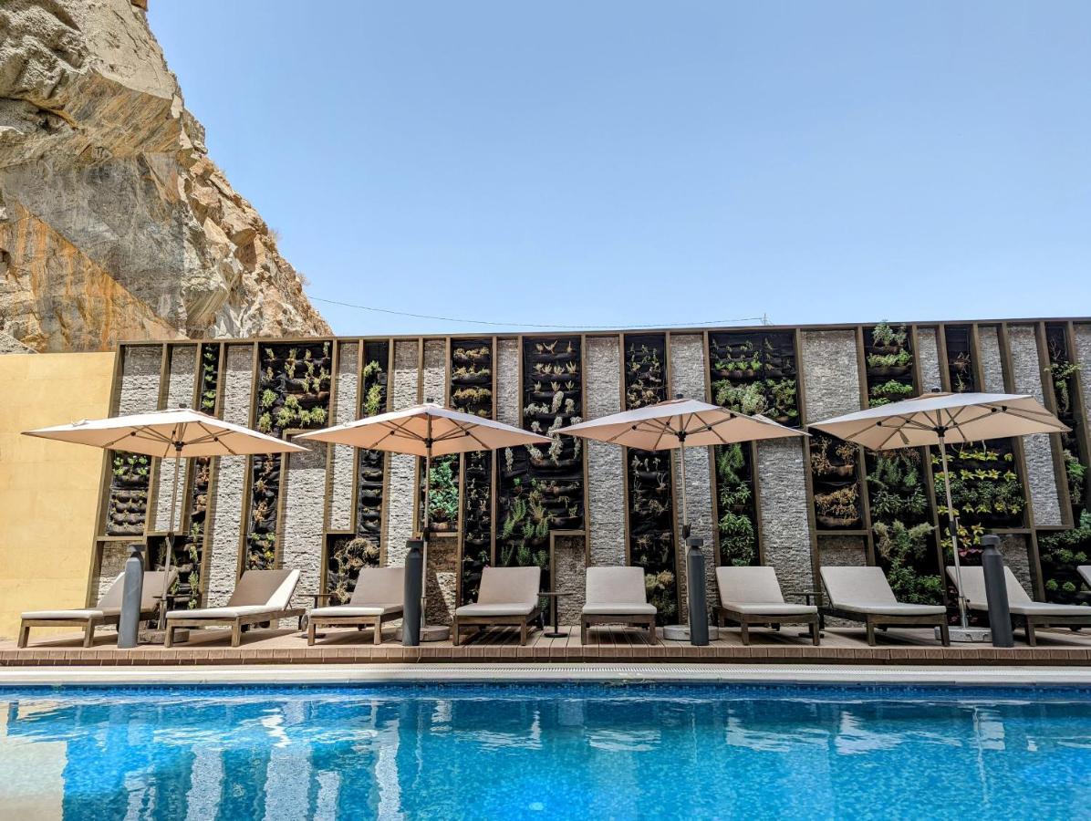 Citadines Abha Aparthotel Exterior foto The pool at the hotel