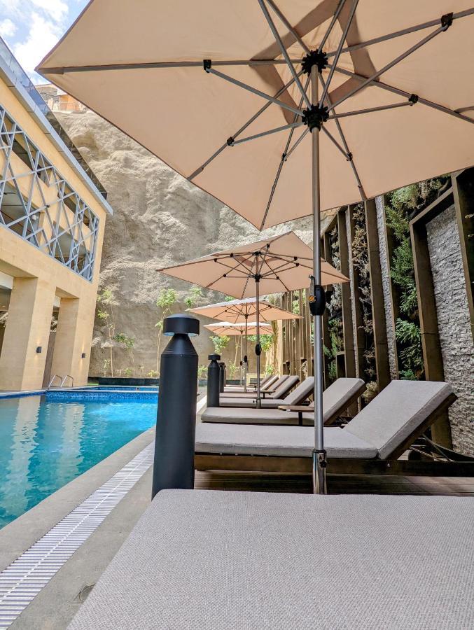 Citadines Abha Aparthotel Exterior foto The pool at the hotel