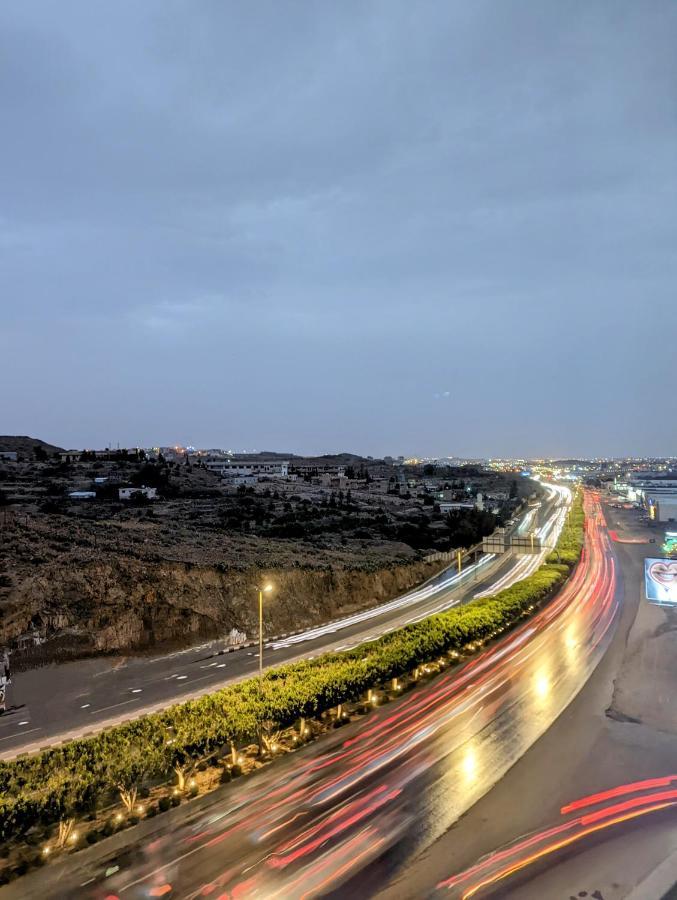 Citadines Abha Aparthotel Exterior foto Highway 40 in Amman
