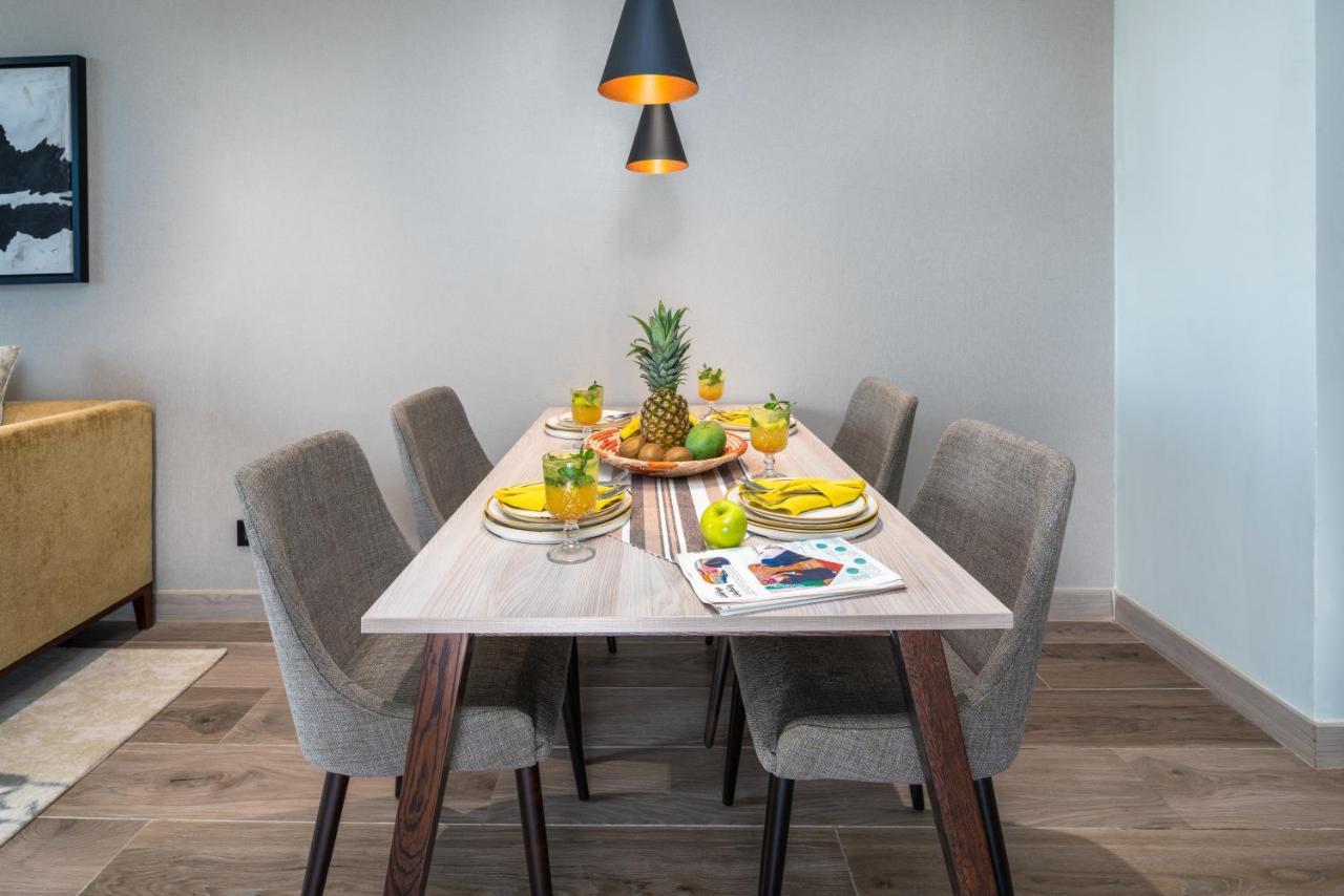 Citadines Abha Aparthotel Exterior foto A dining room table with chairs