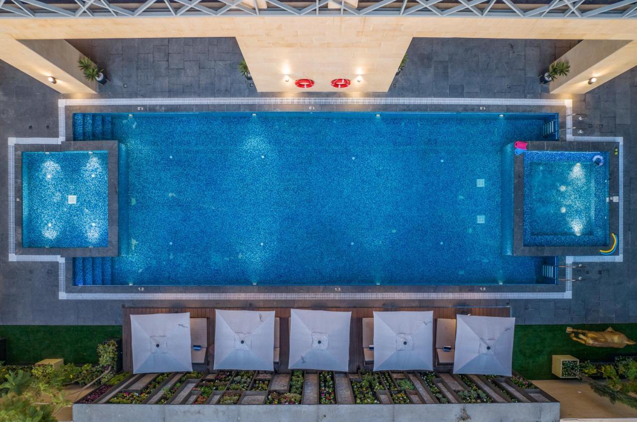 Citadines Abha Aparthotel Exterior foto The swimming pool at the hotel