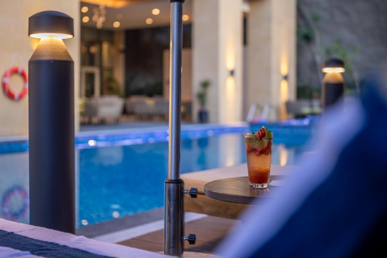 Citadines Abha Aparthotel Exterior foto The swimming pool at the hotel