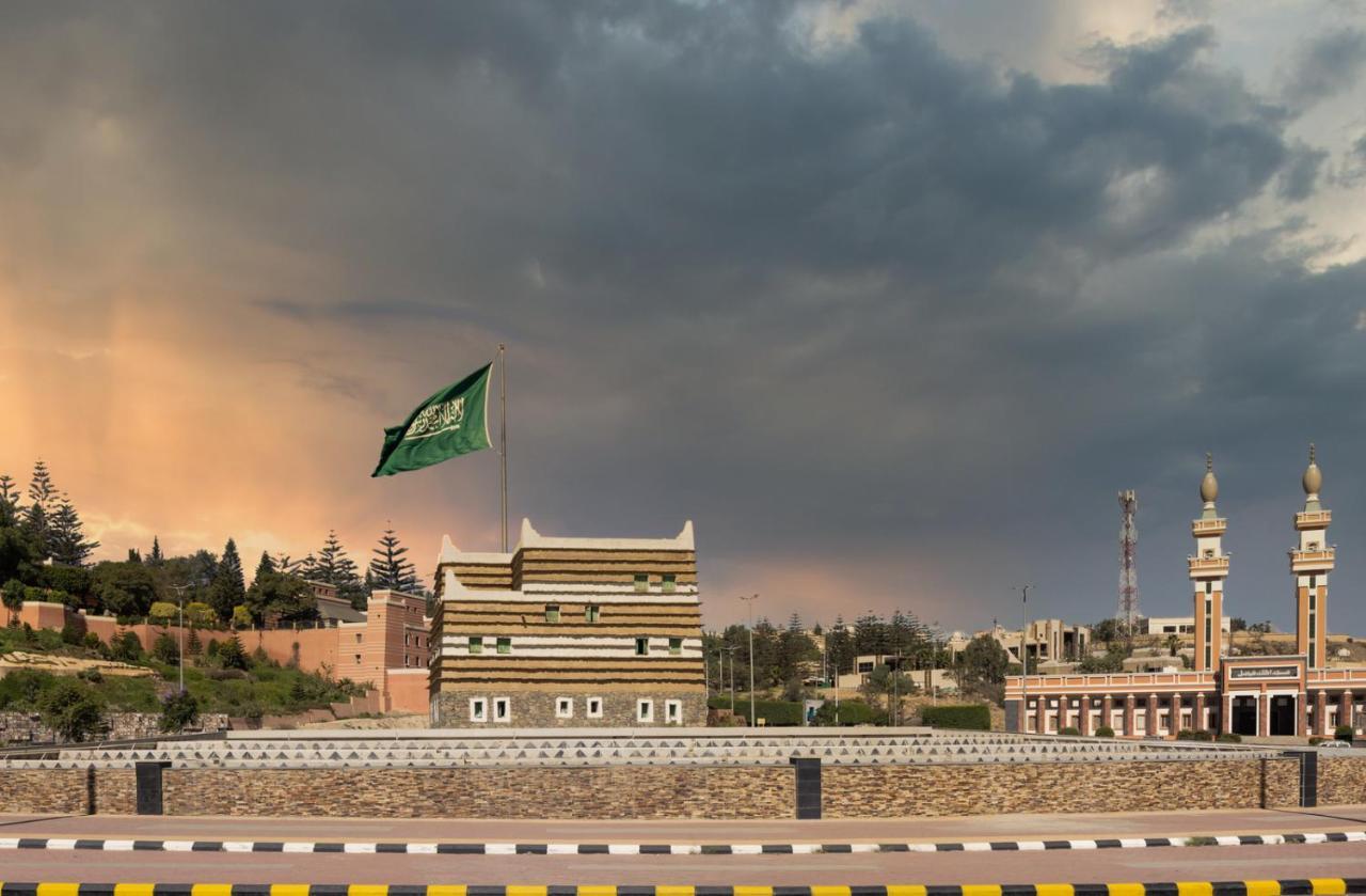 Citadines Abha Aparthotel Exterior foto The Saudi Arabian flag flying in the city of Riyadh