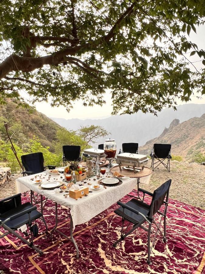 Citadines Abha Aparthotel Exterior foto A picnic in the mountains of Oman